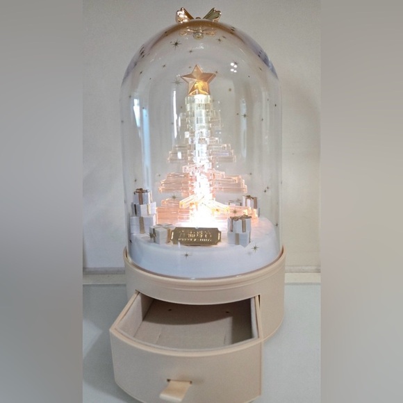 Loves Beauty Lukfook Jewelry Box with USB Charger - Picture 3 of 6